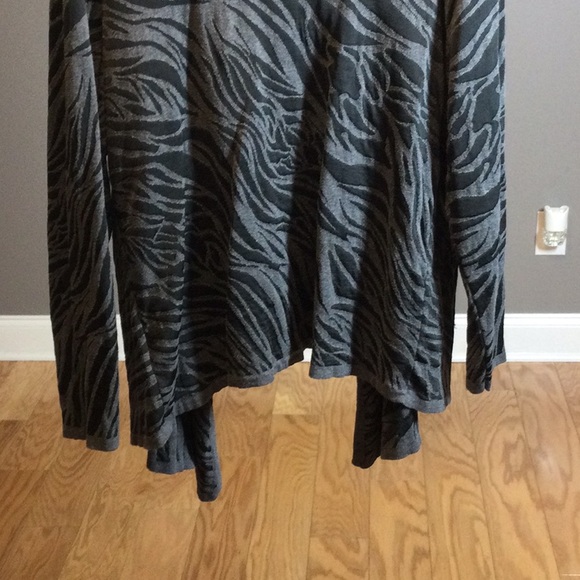 1X Dana Buchman Woman gray zebra print open wrap sweater - Picture 8 of 14